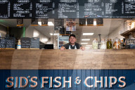 FEATURE - Zwei Brüder konkurrieren mit ihren Fish & Chips Läden in derselben Stadt um den Gastronomiepreis