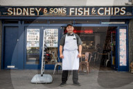 FEATURE - Zwei Brüder konkurrieren mit ihren Fish & Chips Läden in derselben Stadt um den Gastronomiepreis