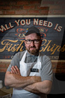 FEATURE - Zwei Brüder konkurrieren mit ihren Fish & Chips Läden in derselben Stadt um den Gastronomiepreis