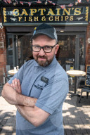 FEATURE - Zwei Brüder konkurrieren mit ihren Fish & Chips Läden in derselben Stadt um den Gastronomiepreis