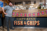 FEATURE - Zwei Brüder konkurrieren mit ihren Fish & Chips Läden in derselben Stadt um den Gastronomiepreis