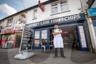 FEATURE - Zwei Brüder konkurrieren mit ihren Fish & Chips Läden in derselben Stadt um den Gastronomiepreis