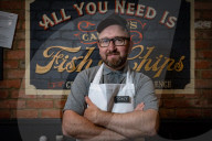 FEATURE - Zwei Brüder konkurrieren mit ihren Fish & Chips Läden in derselben Stadt um den Gastronomiepreis