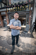 FEATURE - Zwei Brüder konkurrieren mit ihren Fish & Chips Läden in derselben Stadt um den Gastronomiepreis