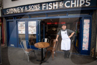 FEATURE - Zwei Brüder konkurrieren mit ihren Fish & Chips Läden in derselben Stadt um den Gastronomiepreis