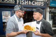 FEATURE - Zwei Brüder konkurrieren mit ihren Fish & Chips Läden in derselben Stadt um den Gastronomiepreis
