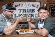 FEATURE - Zwei Brüder konkurrieren mit ihren Fish & Chips Läden in derselben Stadt um den Gastronomiepreis