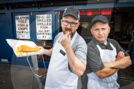FEATURE - Zwei Brüder konkurrieren mit ihren Fish & Chips Läden in derselben Stadt um den Gastronomiepreis