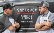 FEATURE - Zwei Brüder konkurrieren mit ihren Fish & Chips Läden in derselben Stadt um den Gastronomiepreis