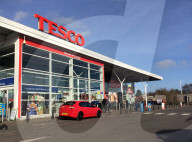 FEATURE - Supermarkt in Cambridge ist der erste in Großbritannien, der schon einen Weihnachtsbaum aufgestellt hat