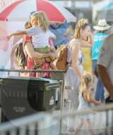 PEOPLE - Olivia Wilde besucht mit den Kids das Chilli Cook-Off