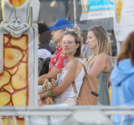 PEOPLE - Olivia Wilde besucht mit den Kids das Chilli Cook-Off