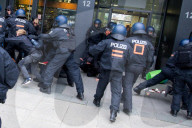 NEWS - AfD- und Pegida-AnhÃ¤nger sowie Pro-Chemnitz-UnterstÃ¼tzer beim Trauermarsch in Chemnitz