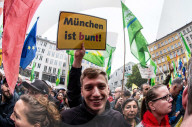 NEWS - AfD- und Pegida-AnhÃ¤nger sowie Pro-Chemnitz-UnterstÃ¼tzer beim Trauermarsch in Chemnitz