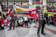 NEWS - AfD- und Pegida-AnhÃ¤nger sowie Pro-Chemnitz-UnterstÃ¼tzer beim Trauermarsch in Chemnitz