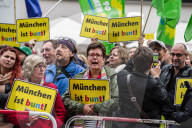 NEWS - AfD- und Pegida-AnhÃ¤nger sowie Pro-Chemnitz-UnterstÃ¼tzer beim Trauermarsch in Chemnitz