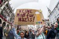 NEWS - AfD- und Pegida-AnhÃ¤nger sowie Pro-Chemnitz-UnterstÃ¼tzer beim Trauermarsch in Chemnitz