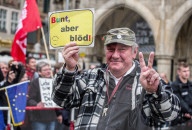 NEWS - AfD- und Pegida-AnhÃ¤nger sowie Pro-Chemnitz-UnterstÃ¼tzer beim Trauermarsch in Chemnitz
