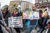NEWS - AfD- und Pegida-AnhÃ¤nger sowie Pro-Chemnitz-UnterstÃ¼tzer beim Trauermarsch in Chemnitz