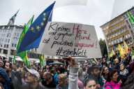 NEWS - AfD- und Pegida-AnhÃ¤nger sowie Pro-Chemnitz-UnterstÃ¼tzer beim Trauermarsch in Chemnitz