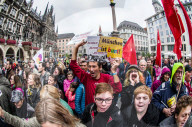 NEWS - AfD- und Pegida-AnhÃ¤nger sowie Pro-Chemnitz-UnterstÃ¼tzer beim Trauermarsch in Chemnitz