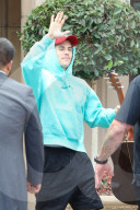 PEOPLE - Justin Bieber gibt seinem Fahrer ein High-Five