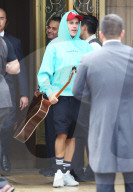 PEOPLE - Justin Bieber gibt seinem Fahrer ein High-Five