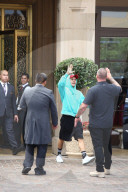 PEOPLE - Justin Bieber gibt seinem Fahrer ein High-Five