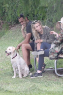 PEOPLE - Julianne Hough geht mit den Hunden Gassi