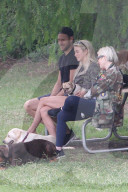 PEOPLE - Julianne Hough geht mit den Hunden Gassi