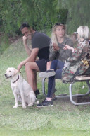 PEOPLE - Julianne Hough geht mit den Hunden Gassi
