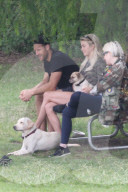 PEOPLE - Julianne Hough geht mit den Hunden Gassi