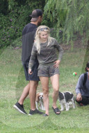 PEOPLE - Julianne Hough geht mit den Hunden Gassi
