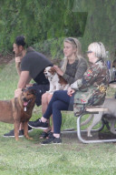 PEOPLE - Julianne Hough geht mit den Hunden Gassi