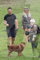 PEOPLE - Julianne Hough geht mit den Hunden Gassi