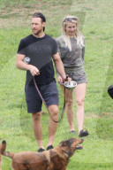 PEOPLE - Julianne Hough geht mit den Hunden Gassi