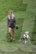 PEOPLE - Julianne Hough geht mit den Hunden Gassi