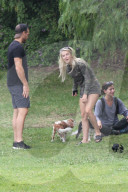 PEOPLE - Julianne Hough geht mit den Hunden Gassi