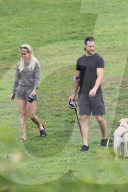 PEOPLE - Julianne Hough geht mit den Hunden Gassi
