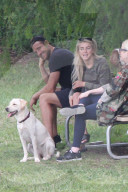 PEOPLE - Julianne Hough geht mit den Hunden Gassi