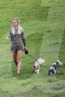 PEOPLE - Julianne Hough geht mit den Hunden Gassi