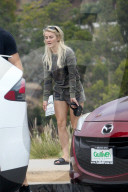 PEOPLE - Julianne Hough geht mit den Hunden Gassi