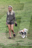 PEOPLE - Julianne Hough geht mit den Hunden Gassi