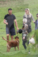 PEOPLE - Julianne Hough geht mit den Hunden Gassi