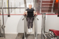 FEATURE - Trotzt auch mit 84 der Schwerkraft: Ehemalige Olympionikin Marjorie Carter trainiert im Fitness Center von Leeds