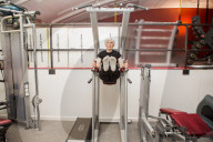 FEATURE - Trotzt auch mit 84 der Schwerkraft: Ehemalige Olympionikin Marjorie Carter trainiert im Fitness Center von Leeds