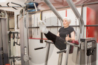 FEATURE - Trotzt auch mit 84 der Schwerkraft: Ehemalige Olympionikin Marjorie Carter trainiert im Fitness Center von Leeds