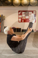 FEATURE - Trotzt auch mit 84 der Schwerkraft: Ehemalige Olympionikin Marjorie Carter trainiert im Fitness Center von Leeds