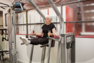 FEATURE - Trotzt auch mit 84 der Schwerkraft: Ehemalige Olympionikin Marjorie Carter trainiert im Fitness Center von Leeds