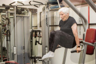 FEATURE - Trotzt auch mit 84 der Schwerkraft: Ehemalige Olympionikin Marjorie Carter trainiert im Fitness Center von Leeds